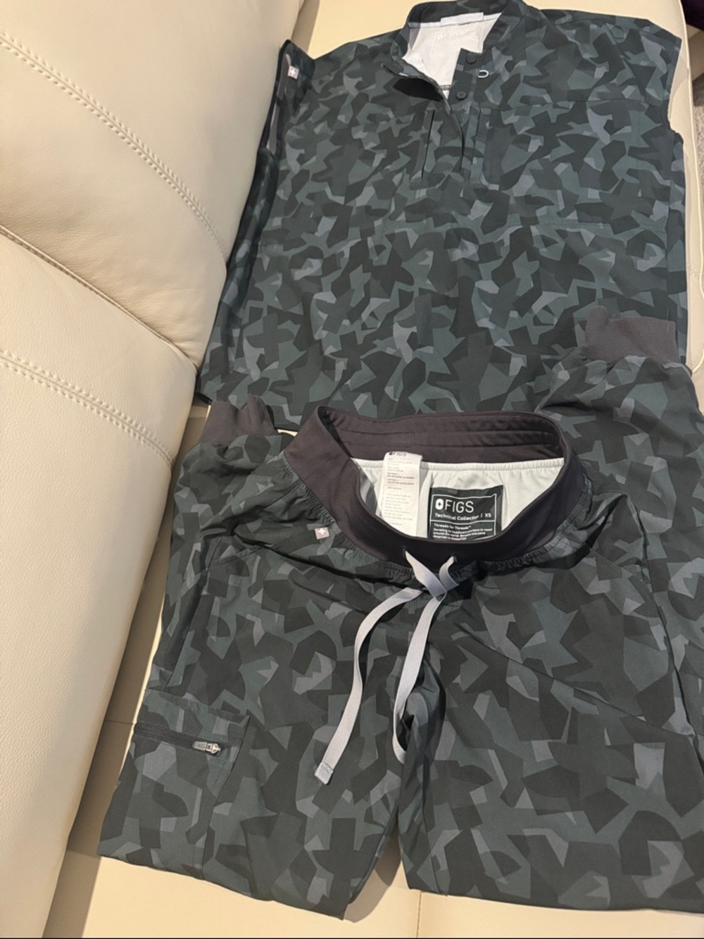 Figs Womens Geometric Camo Scrub Set in Charcoal and Dark Gray
